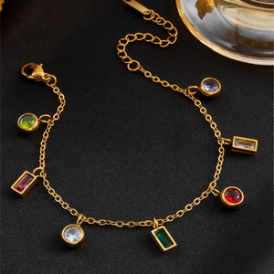 Bracelet élégant en chaîne dorée avec pendentifs en zircon colorés sur soie noire