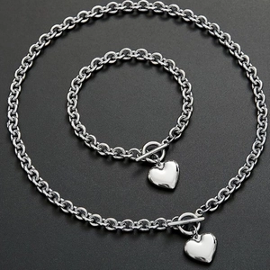 Parure bijoux en acier titane argenté avec pendentif cœur, fermoir à bascule et bracelet