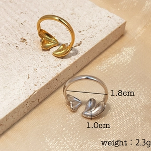 Detail of adjustable 925 silver shell ring with 1.8cm diameter and gold finish specs