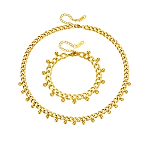 Ensemble collier et bracelet maille gourmette en acier doré avec breloques perles