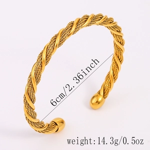Dettaglio del bracciale aperto intrecciato placcato oro 18k con diametro interno 6cm