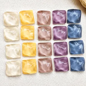 Cuentas cuadradas de resina ondulada para joyería DIY en cinco colores pastel sobre beige