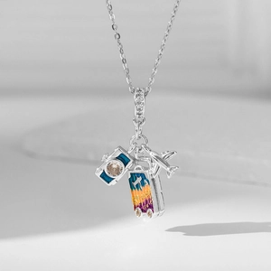Détails du collier de voyage avec pendentifs avion, appareil photo et valise émaillée
