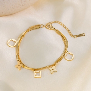 Elegante collar de titanio chapado en oro de doble capa con colgantes de trébol y estrella