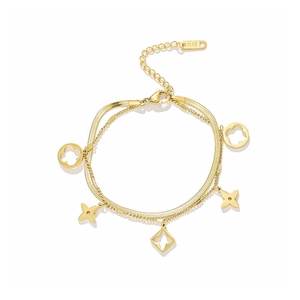 Collar de doble capa en acero de titanio dorado con colgantes de trébol y estrellas