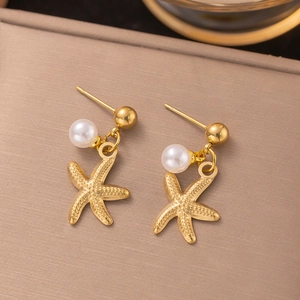 Goldene Seestern-Ohrringe mit Perlen für Damen im maritimen Design und Glanz-Finish