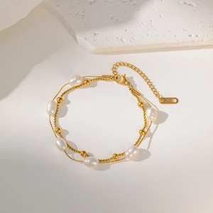 Elegante gouden dubbellaagse roestvrijstalen armband met zoetwaterparels op witte steen