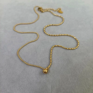 Minimalistische Goldkette aus Titanstahl mit einem einzeln polierten Rundperlenanhänger