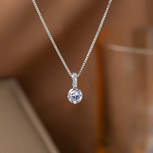 Collier en argent avec pendentif rond en zircone cubique et chaîne vénitienne