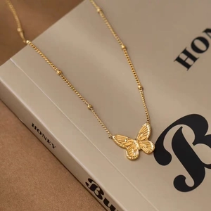 Elegante collar de mariposa en oro de 18 quilates para mujer con cadena de cuentas
