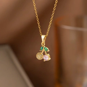 Collier cerise dorée avec cristal rose et feuilles de pierre verte élégant
