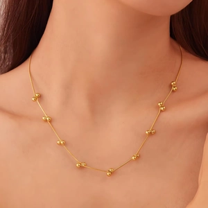 Collier chic en or 18k pour femme avec perles dorées minimalistes sur une chaîne fine