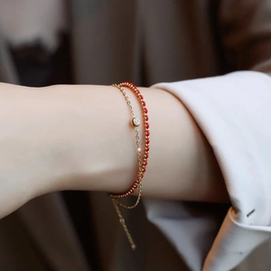 Bracelet double couche en corde rouge avec chaîne dorée et pierre de zircon pour femme