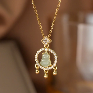 Elegante 18K Gold Glücksbeutel Halskette mit Jade-Anhänger und weißen Zirkonia-Steinen