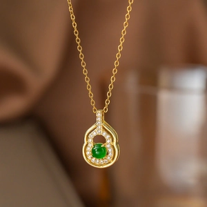 Elegante Wu Lou Halskette mit grünem Edelstein und Kristallen in Goldoptik