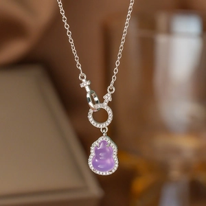 Elegante Silberkette mit lila Kürbis-Anhänger und ineinandergreifenden Geschlechtersymbolen