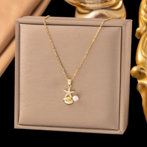 Détail du collier thème marin avec pendentif étoile de mer, coquillage et perle dorée