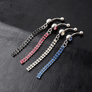 Detail van vier roestvrijstalen navelpiercings met fonkelende strass-kwastjes in diverse kleuren