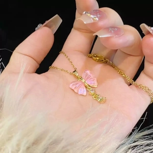 Élégant collier en chaîne dorée avec pendentif papillon rose et mini détails en diamant