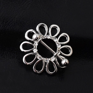 Versilbertes Brustpiercing aus Edelstahl im Blumendesign mit funkelnden Strasssteinen