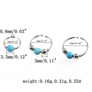 Trois tailles d'anneaux de nez en acier argenté avec perles turquoise sur fond blanc