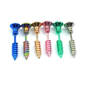 Kleurrijke roestvrijstalen schroefoorringen set in zes unieke metallic kleuren