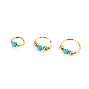 Trois tailles d'anneaux de nez dorés en acier inoxydable et turquoise sur fond blanc