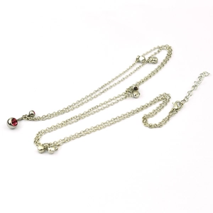 Detail van zilveren buikketting met rode strass navelpiercing en een handige karabijnsluiting