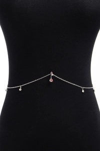 Detail van zilveren tailleketting met strass en roze stenen op zwarte stof