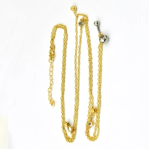 Detailopname van de gouden buikketting met diamanten en een zilveren navelpiercing ring