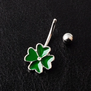 Polierter Bauchnabelpiercing mit grünem Emaille-Kleeblatt und weißem Zirkonstein