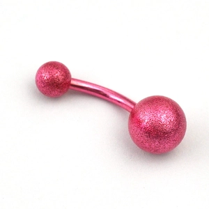 Detalle de piercing de ombligo rosa brillante con barra curva de acero inoxidable