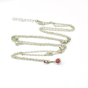 Zilveren buikketting met roze strass-steentjes en een verstelbare metalen schakel