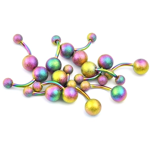 Detalle macro de joyería para piercing curvada esmerilada multicolor en fondo blanco