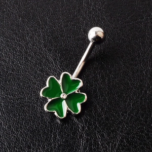 Detail eines silbernen Kleeblatt-Bauchnabelpiercings mit grüner Emaille und Zirkon