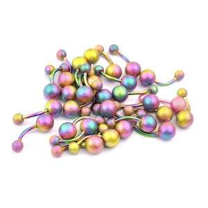 Primer plano de piercings curvos de acero inoxidable esmerilado con efecto arcoíris