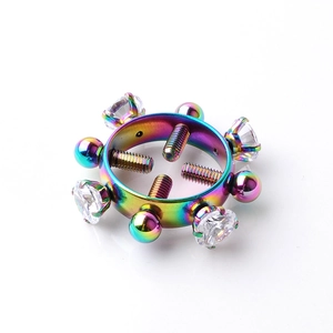 Détail d'un faux piercing en acier arc-en-ciel avec oxydes de zirconium en cœur