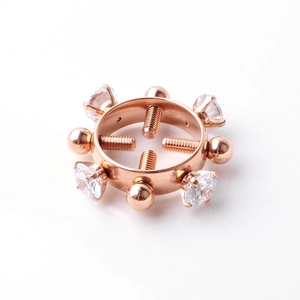 Vue détaillée du bijou de sein réglable en or rose avec zircons et vis de fixation