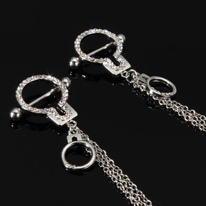 Set piercing capezzoli in acciaio argento con manette, strass e catenelle pendenti
