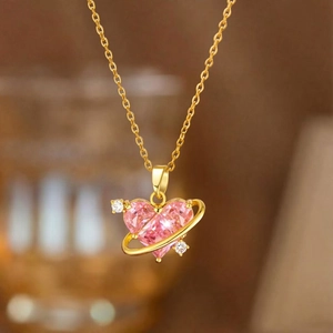 Halskette mit rosa Herz-Kristallanhänger in 18K vergoldetem Design mit Saturnring-Motiv