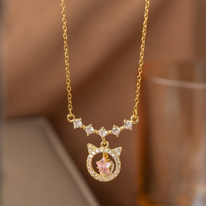 Collier chat plaqué or 18 carats avec pendentif pavé et gemme en étoile rose