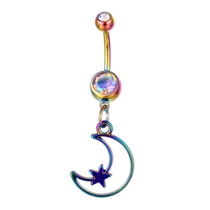 Dettaglio macro del piercing all'ombelico PVD arcobaleno con ciondolo luna e stella