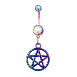 Dettaglio di un piercing all'ombelico arcobaleno con ciondolo a stella traforata e cristalli