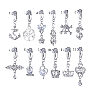 Detailansicht von 12 silbernen Fake-Bauchnabelpiercings mit Strass-Anhängern und Clip-Verschluss