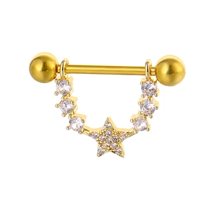 Détail d'un piercing barbell doré avec étoile en zircone et chaîne de pierres serties
