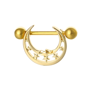 Vue macro d'un anneau de mamelon doré avec pendentif croissant de lune et étoile évidé