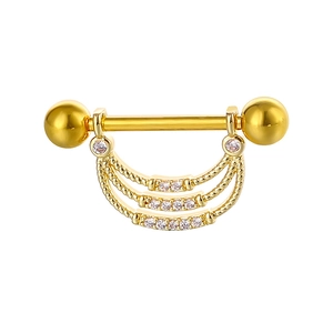 Détail de piercing barbell doré avec triple rangée de zircons en forme de croissant