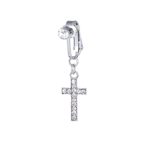 Detalle de pendiente de clip plateado con un gran cristal de strass y colgante de cruz