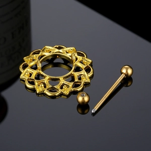 Gouden tepelpiercing met mandala-patroon en schroefdraad barbell sieraad