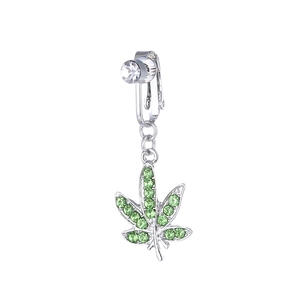 Detalle de falso piercing de ombligo plateado con colgante de hoja de cannabis verde
